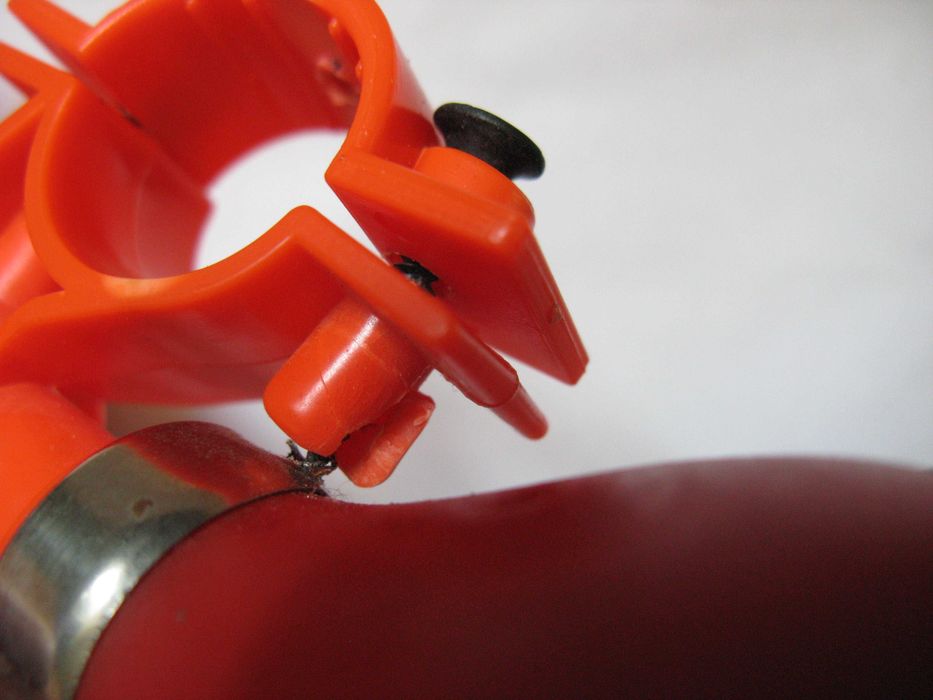 Trąbka wydaje dźwięk , uszkodzone mocowanie