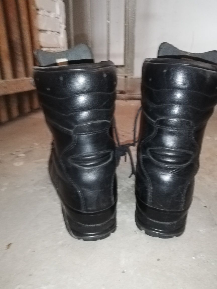 Buty wojskowe zimowe czarne.