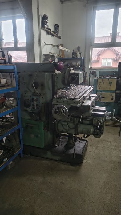 Frezarka uniwersalna 6P83 (6R83)