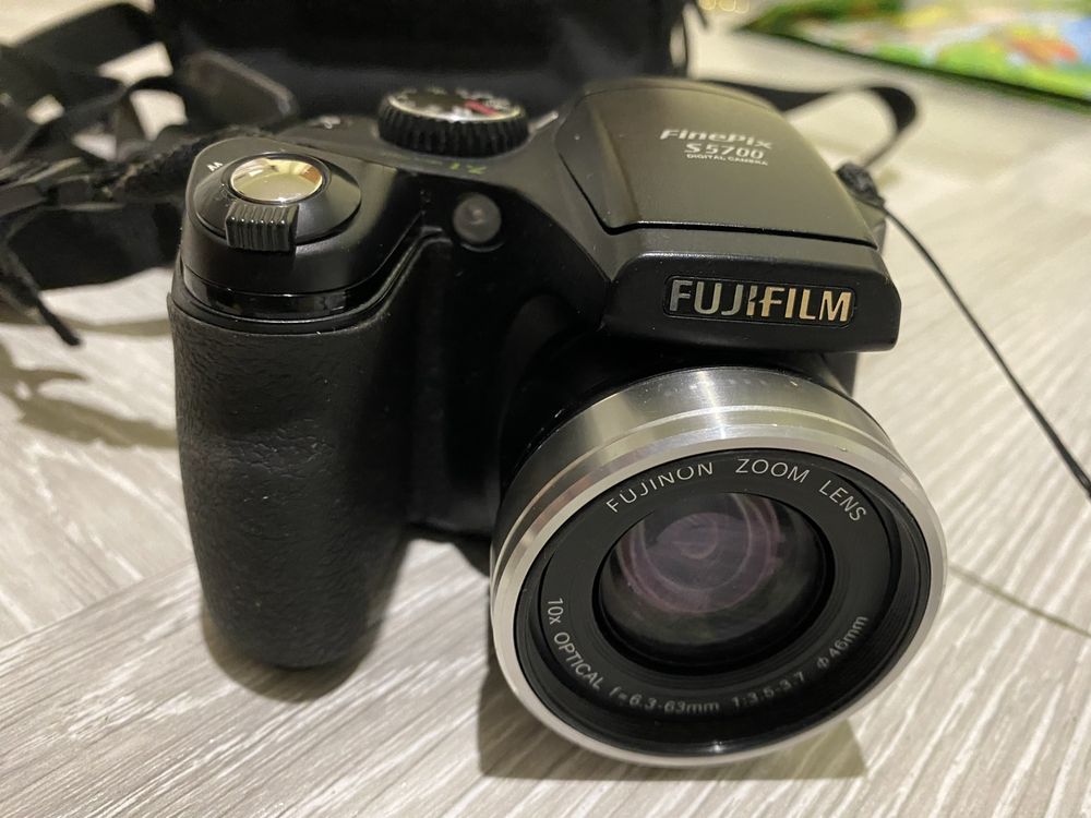 Цифровий фотоапарат FujiFilm s5700.