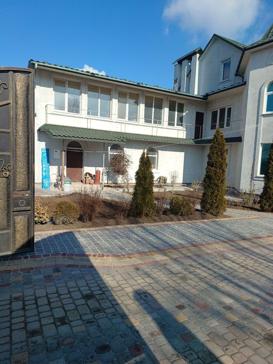 Продам два будинка на одному подвір'ї