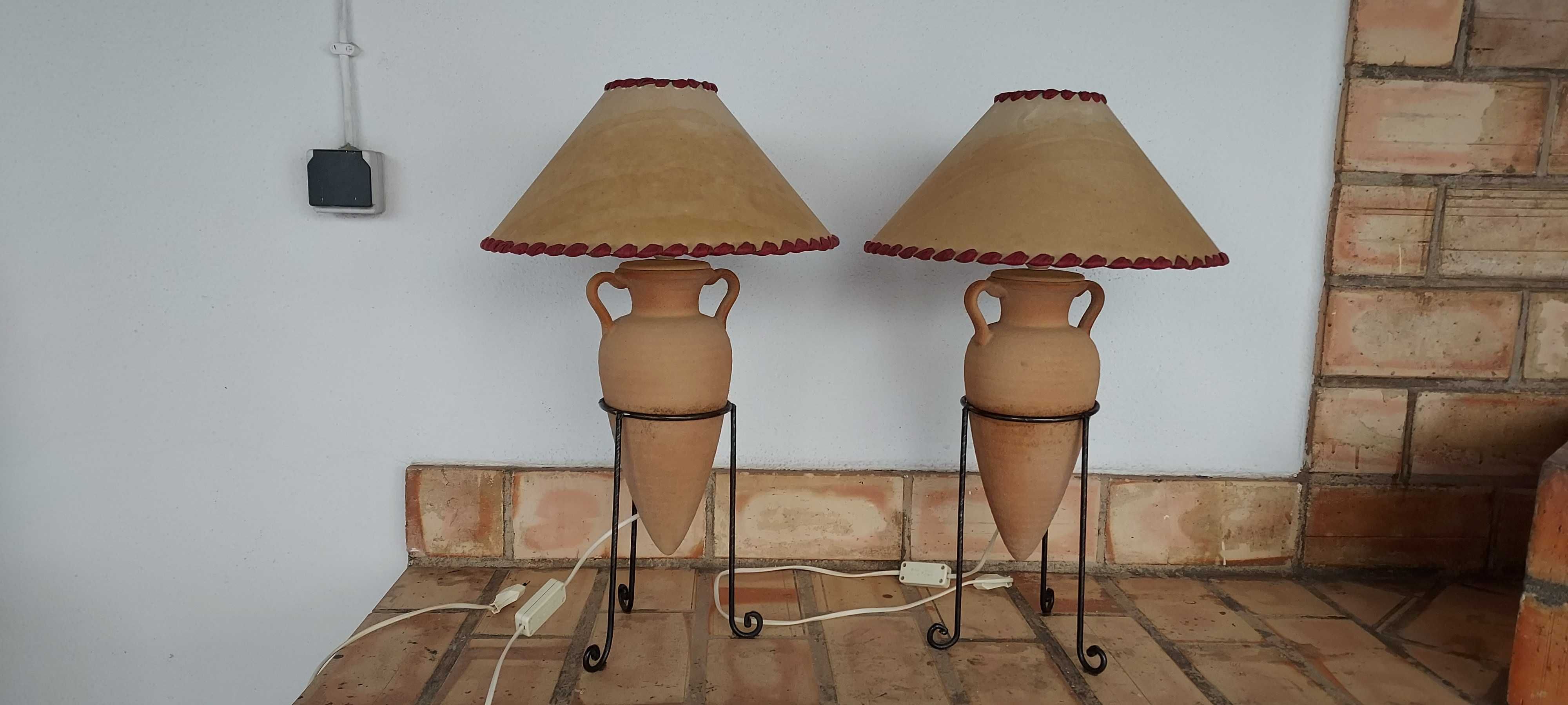 Par de candeeiros de mesa ânfora, com pé metálico preto