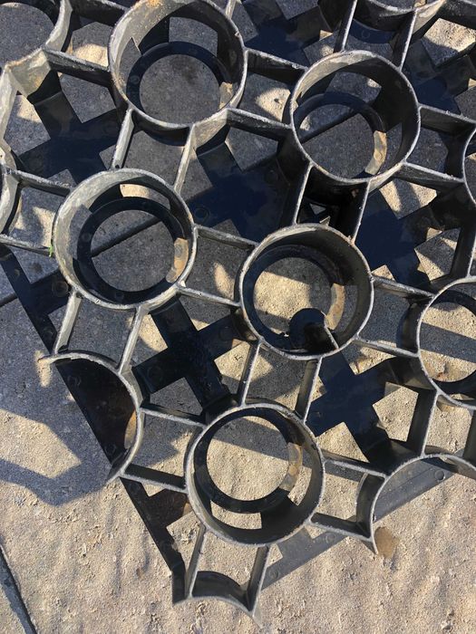 Geokratka, kratka trawnikowa, kratka ażurowa.