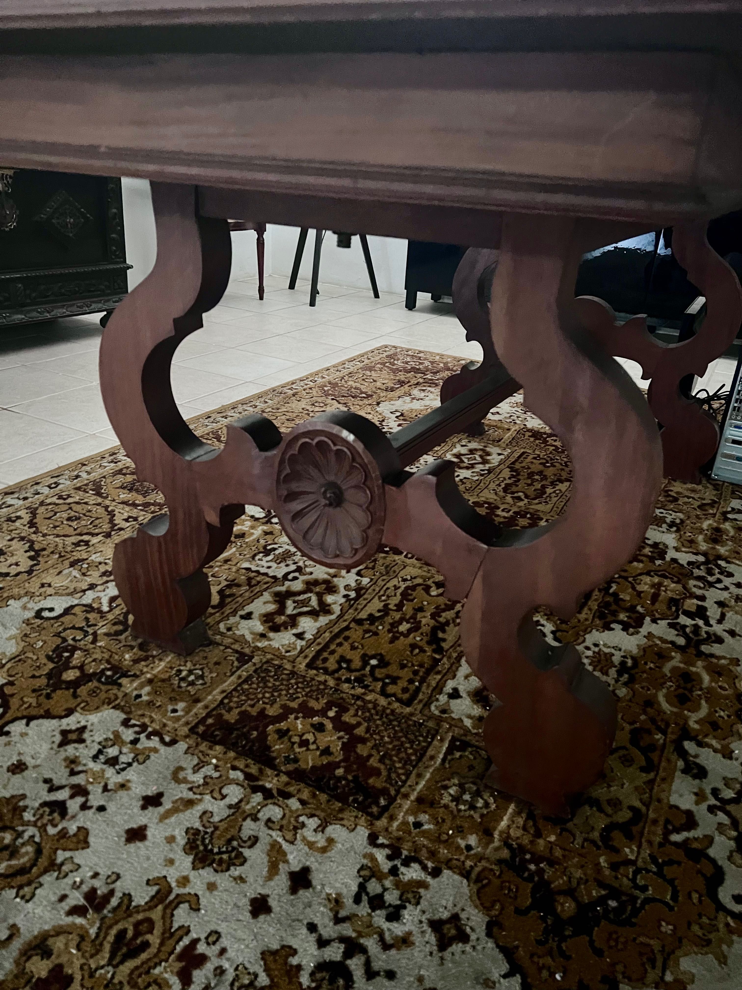 Mesa de madeira maciça