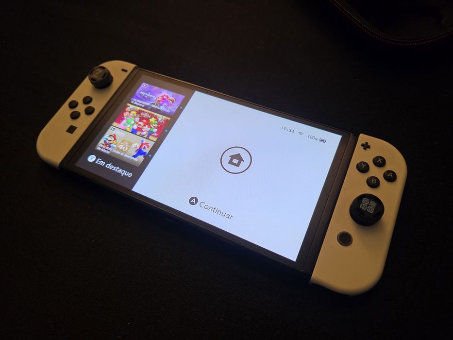 Nintendo Switch OLED com acessórios