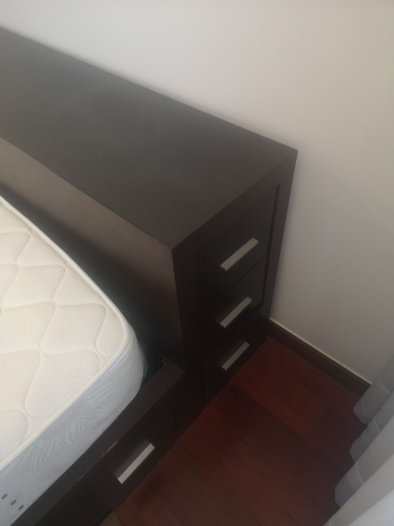 Cama com aparador e secretária com móvel superior