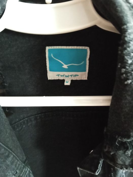 Продаю джинсовуб куртку,лепень удлиненую рваную