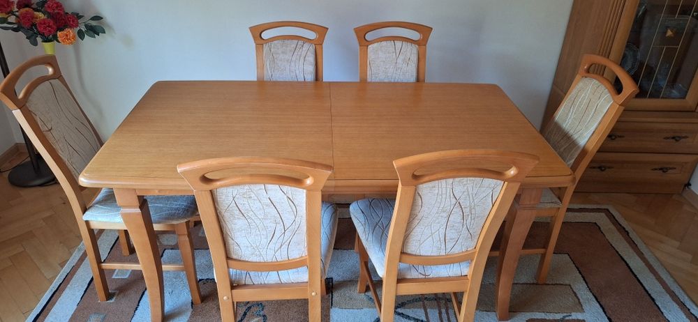 Stół  rozkładany z ośmioma krzesłami