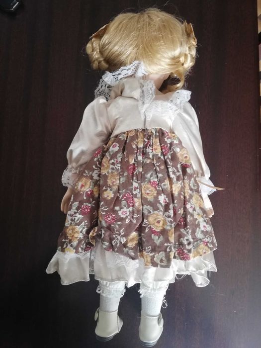 Boneca antiga em bom estado