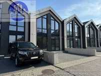 Продається класний town house у гарному й престижному районі.