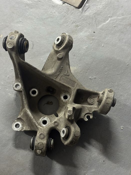 Цапфа Tesla Model 3 (задня права)