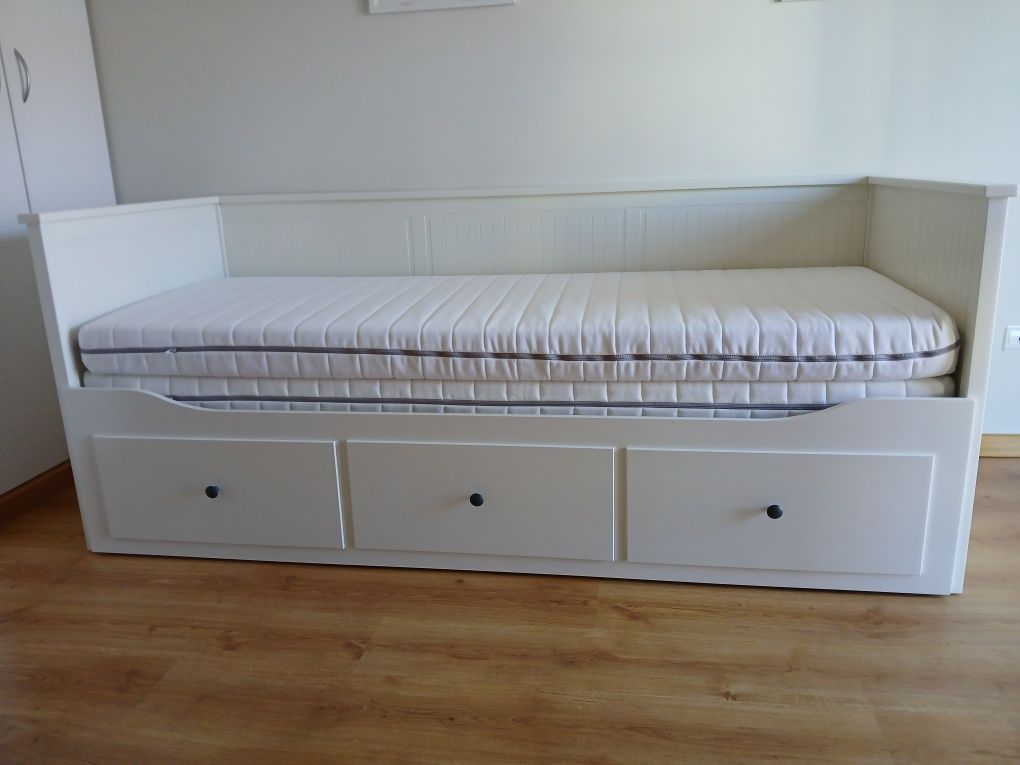 Cama individual/dupla branca com colchões