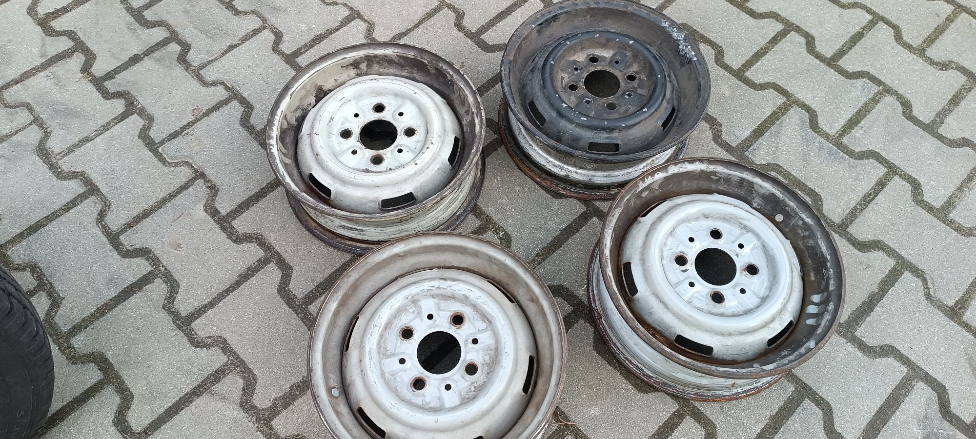 Fiat 126p felgi w ładnym stanie nowy typ 4x 98 cena za komplet 4 sztuk