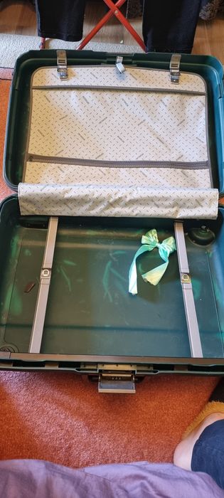 Продам ЧЕМОДАН с крепкого пластика