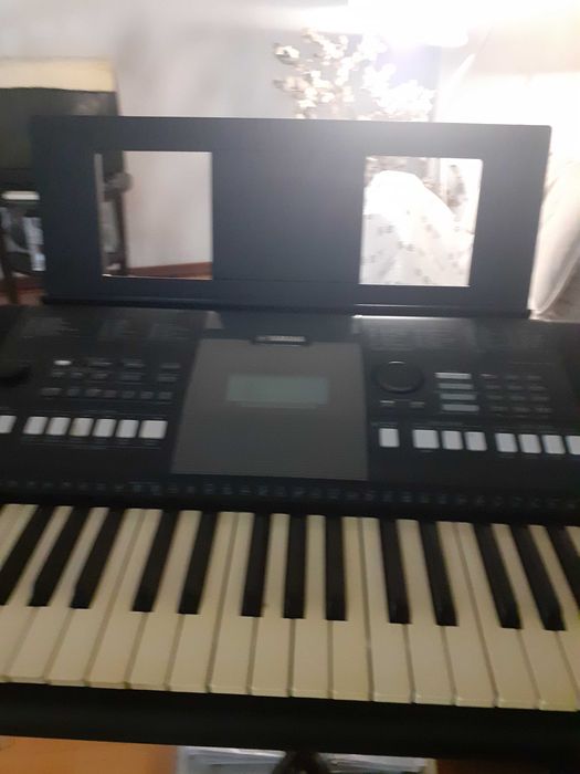 Teclado digital e moderna Yamaha PSR-E423