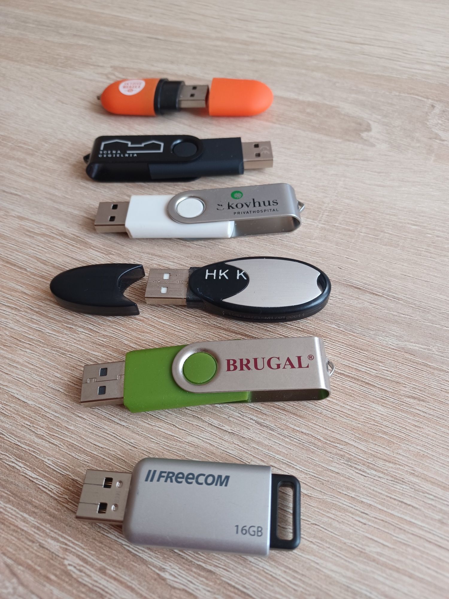 Pendrive różne 6 sztuk.