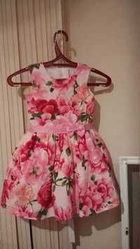 Нарядное платье с розами на 4-5 л