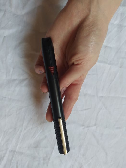 Wskaźnik laserowy w kształcie długopisu z etui, czarny