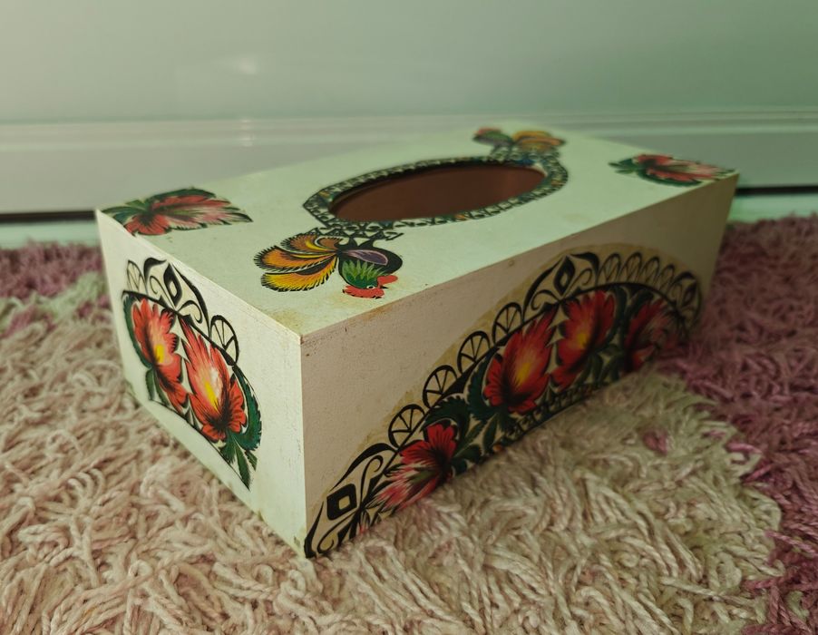 Ręcznie ozdobione drewniane pudełko na chusteczki – folk, rustykalne