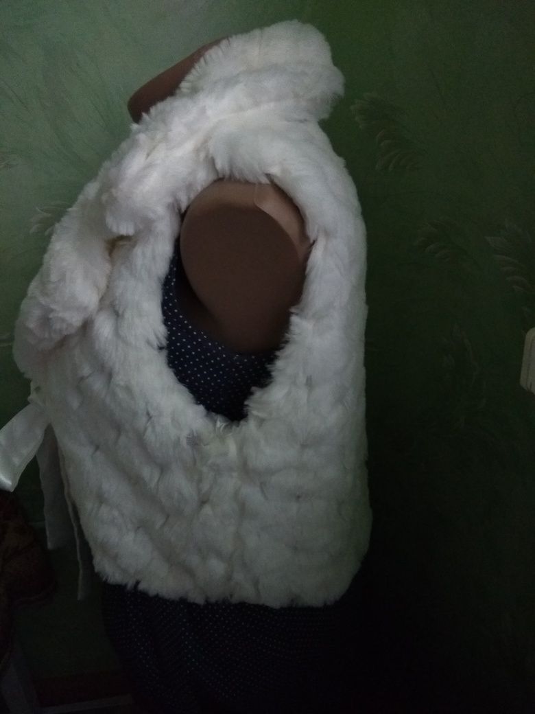 Білий, ошатний, хутряний жилет