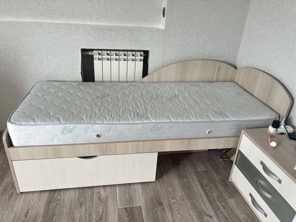 Ліжко односпальне з матрасом