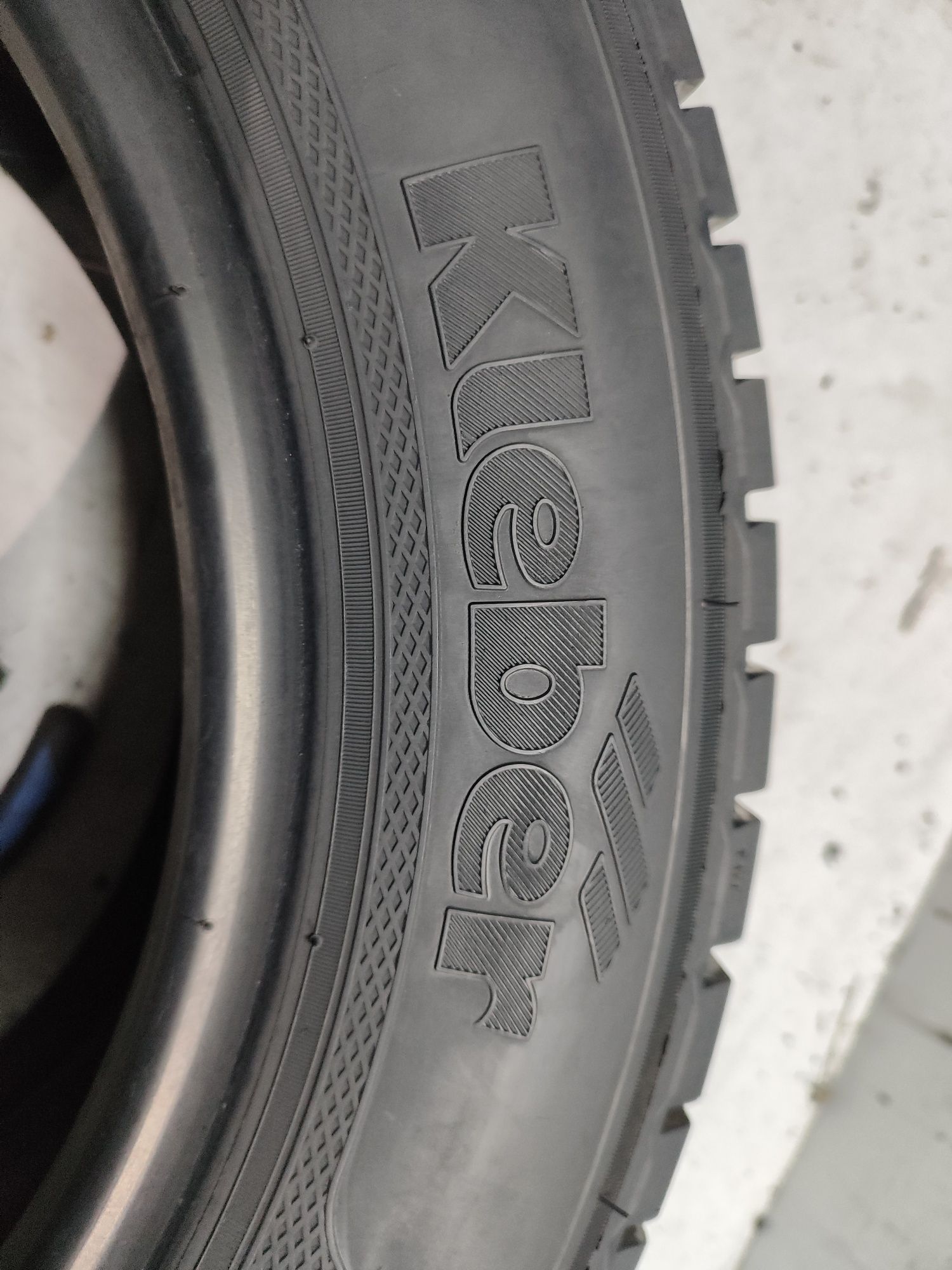 2 pneus semi novos Kleber 215/60R16C 103/102 T Oferta dos Portes