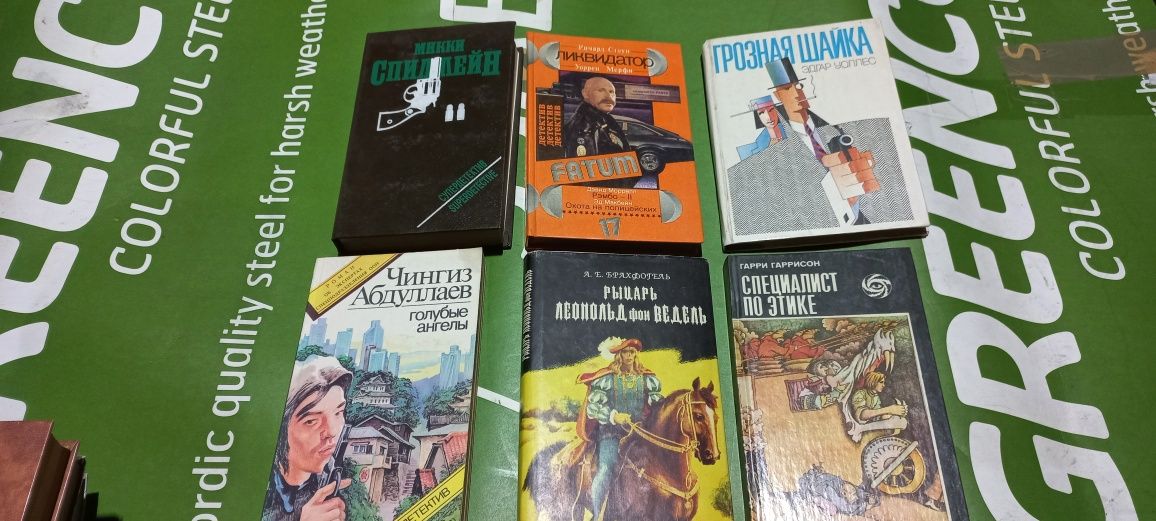 Художня література, в наявності ~90книг. Ціна від 10 до 15 грн / шт