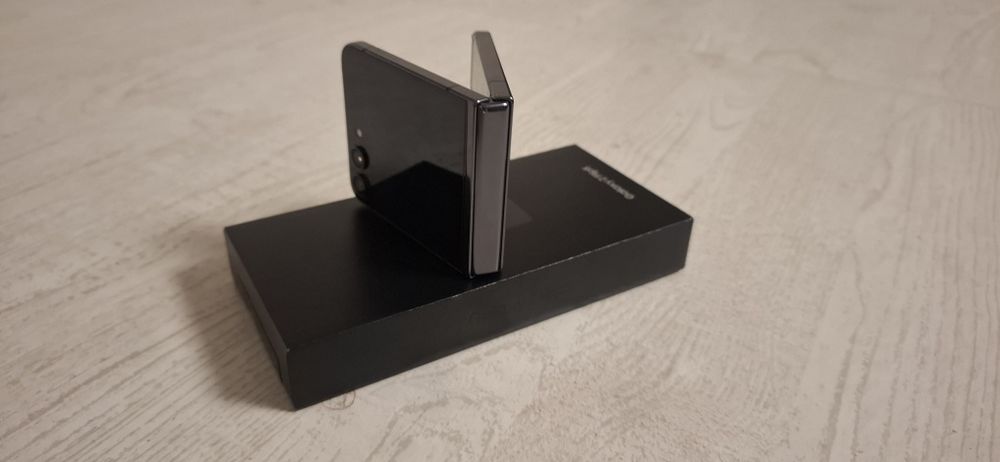 Samsung Galaxy Z Flip 5 8/512 Android 15 Stan idealny Bateria 91%