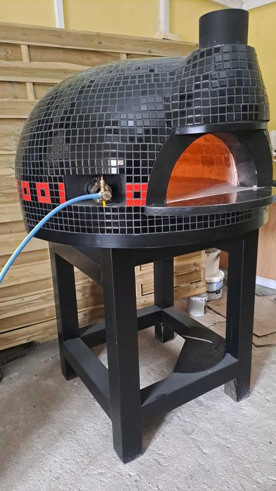 Piec do pizzy z palnikiem .  Hybryda Piec do chleba