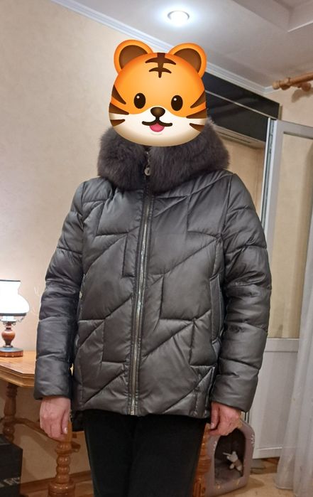 Зимова жіноча куртка з капюшоном