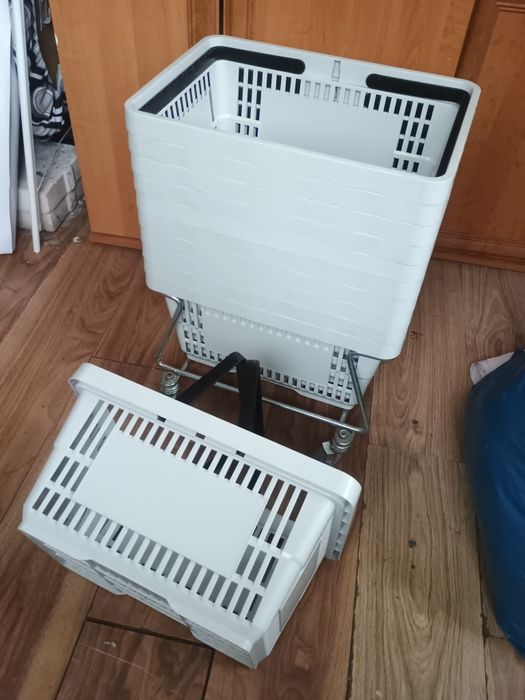 Koszyki sklepowe na wózku