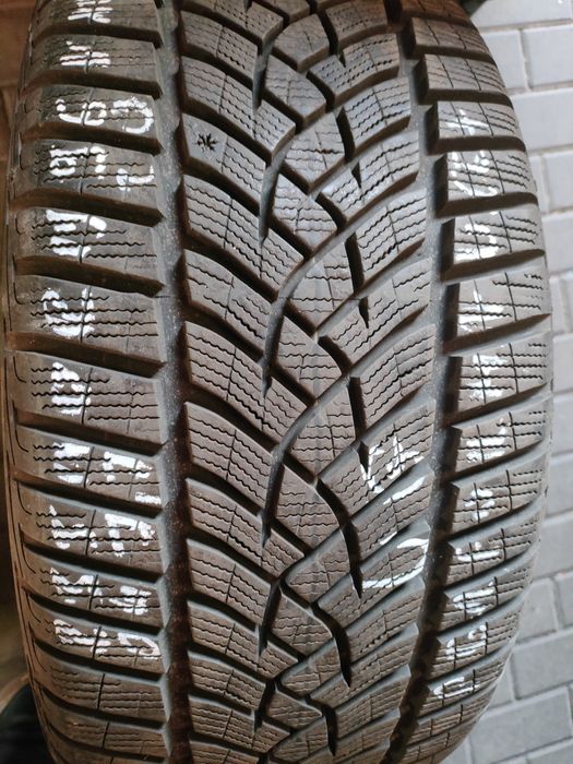 1x Goodyear Ultra Grip Performance + 235/40R19 96V XL 1 sztuka zimowa
