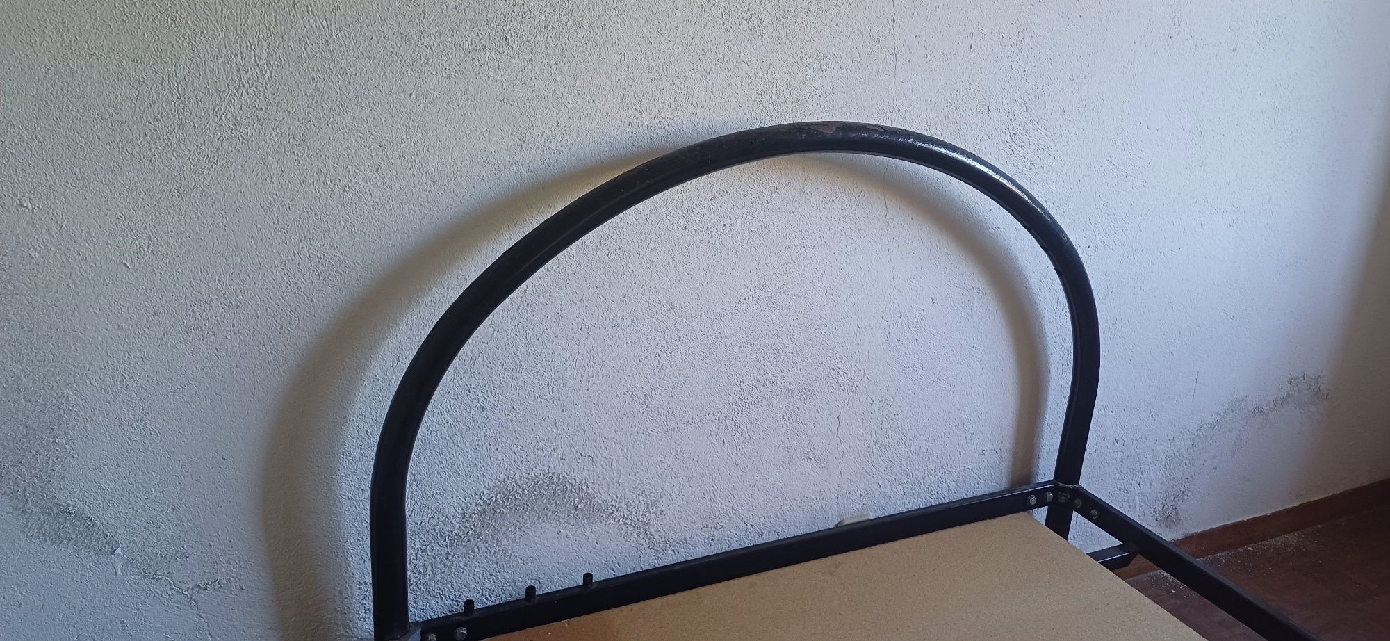 Cama de ferro com estrado