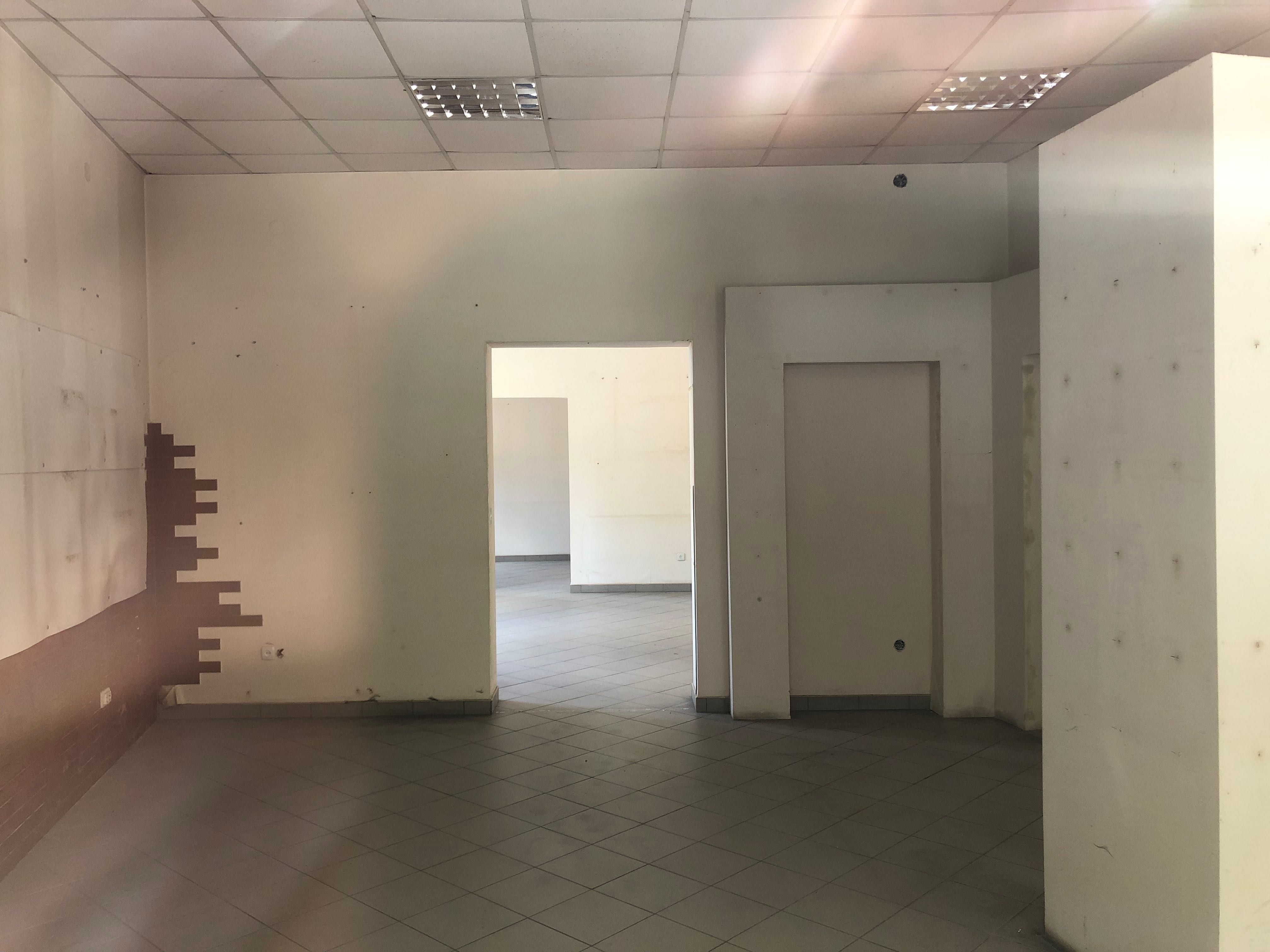 Продається фасадне приміщення біля патрульної поліції і Аристократу