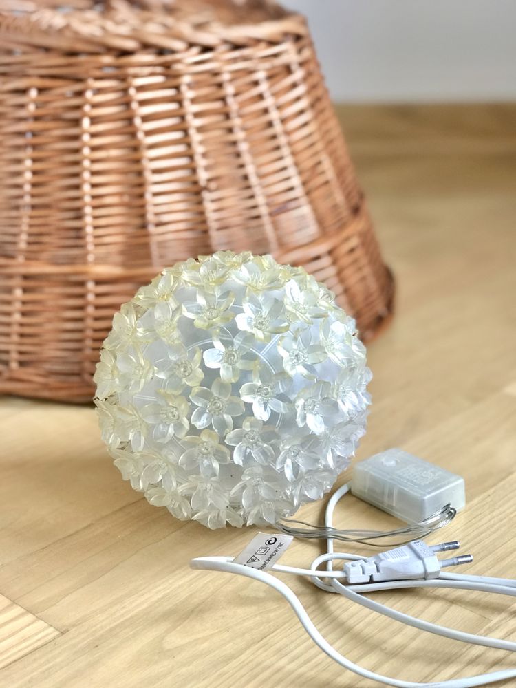 Lampka dekoracyjna kula z kwiatuszkami LED