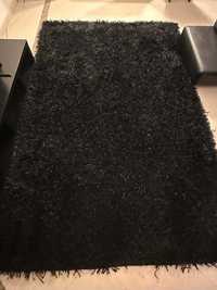 Carpete preta de pelo alto