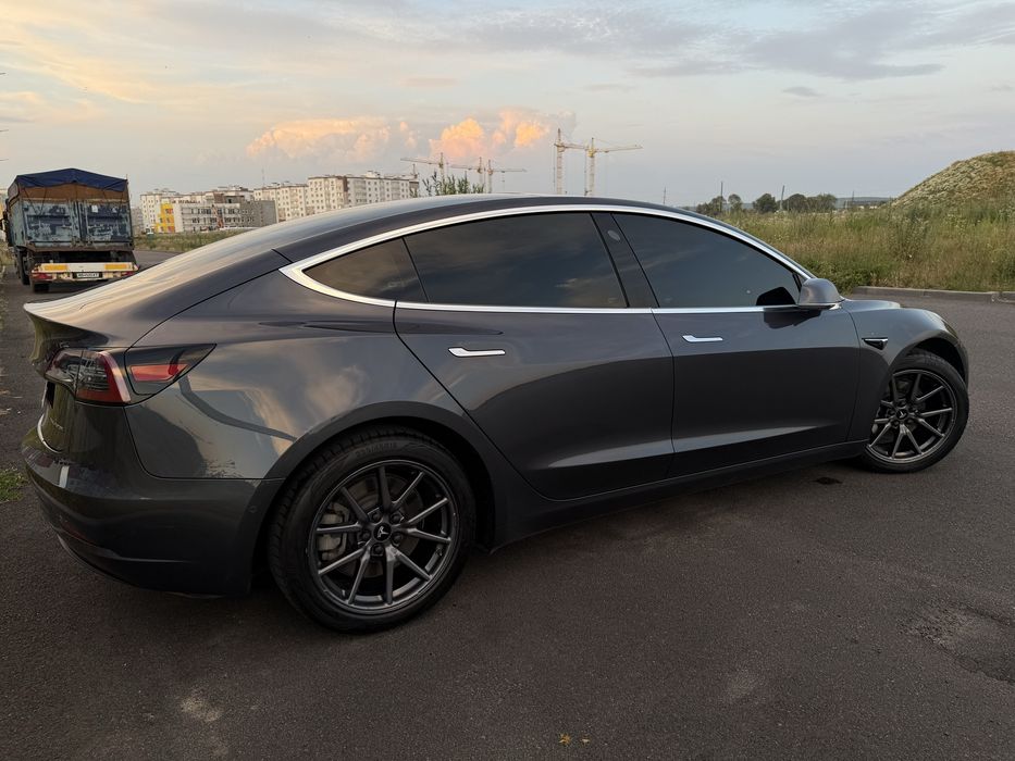 Продам Tesla Model 3