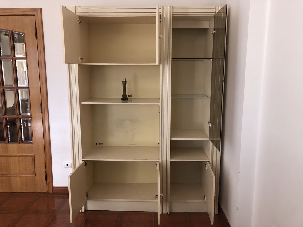 móvel e sofá com oferta de rádio