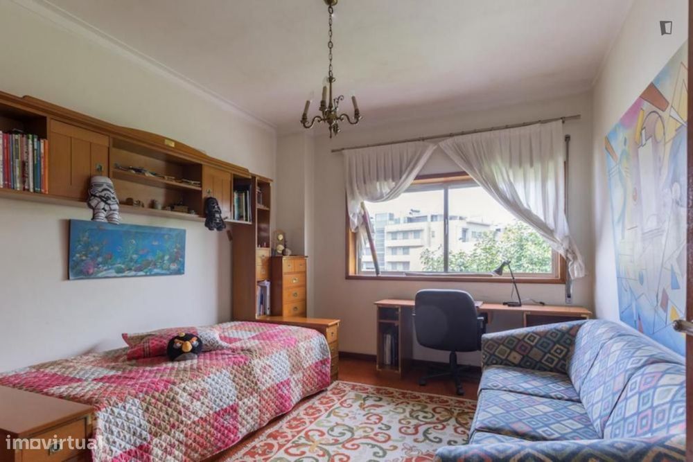 Quarto - localizado em Pedrouços Porto