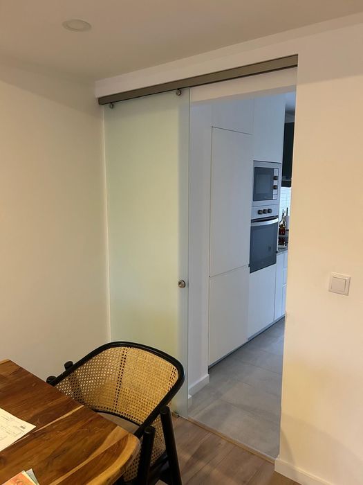 Porta de correr de vidro fosco + calha