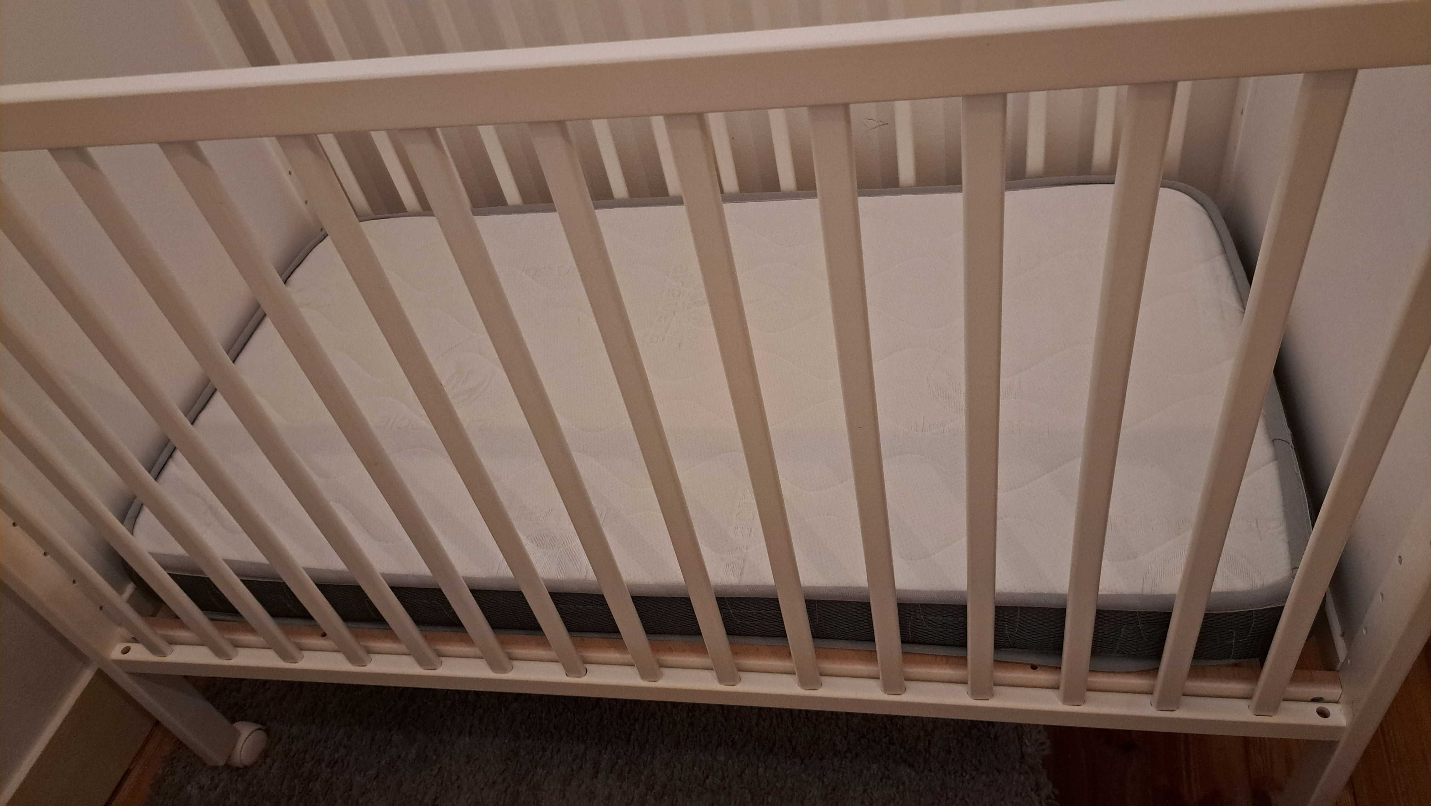 Berço/Cama de grades + colchão , 4 rodas