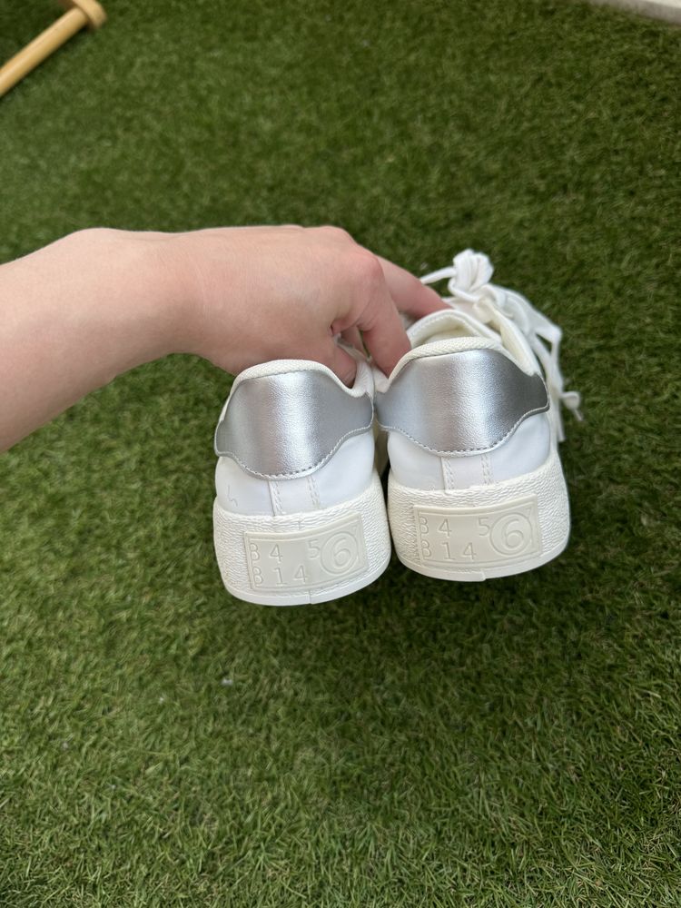 Białe sneakersy, rozmiar 38.