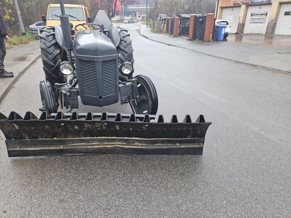 Ciągnik ferguson zarestrowany  2.0 benzyna rok 1955