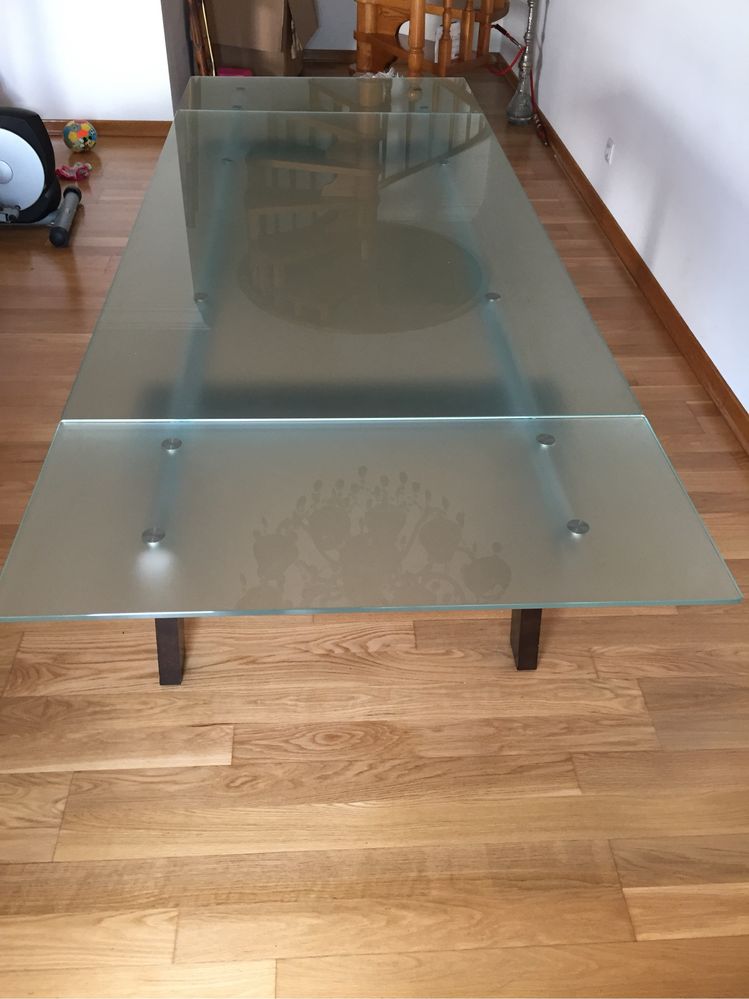 Mesa de vidro extensivel com pés em madeira