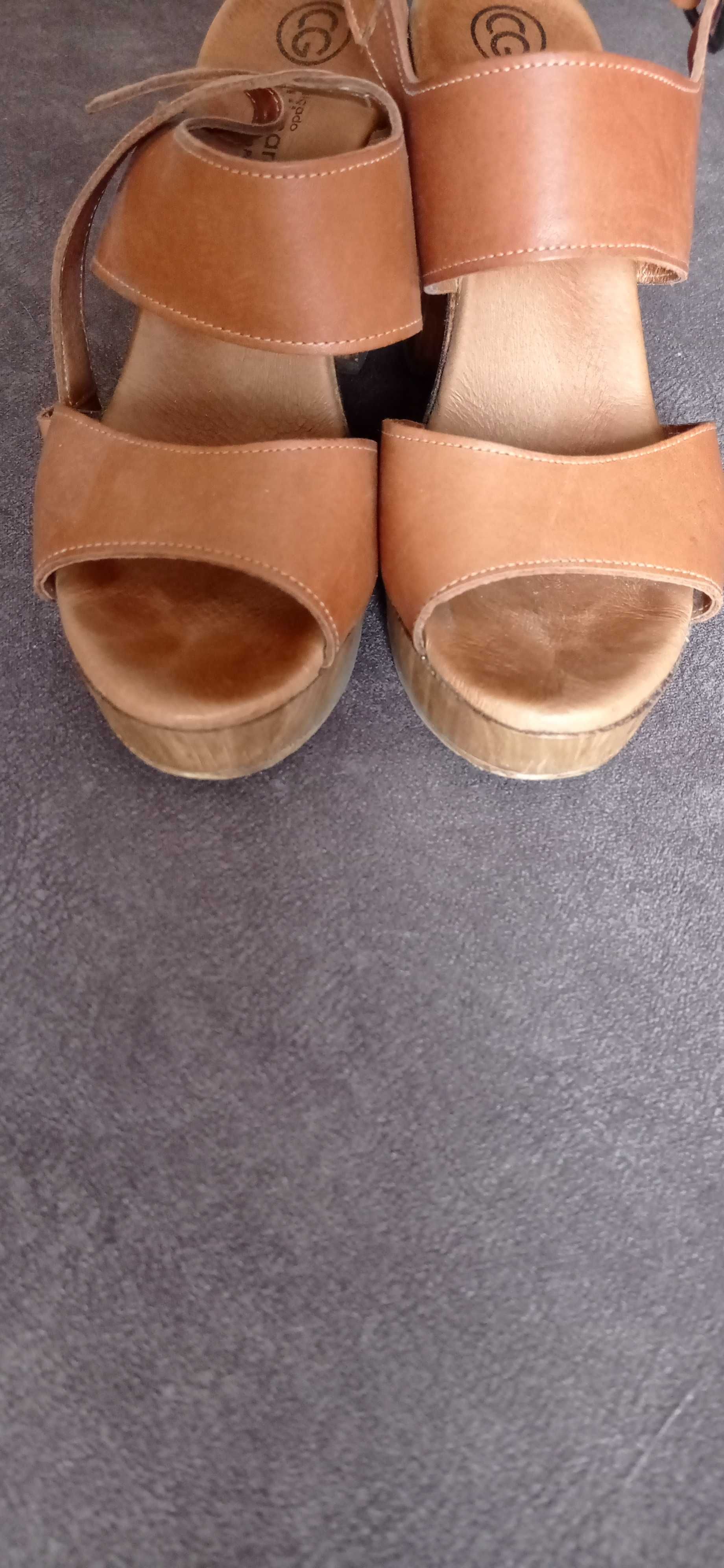Sandały z brązowej skóry, Guimaraes