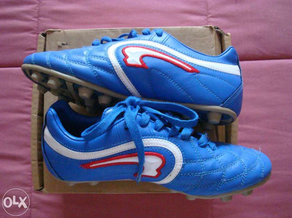 Chuteiras de futebol Kronos tamanho 36