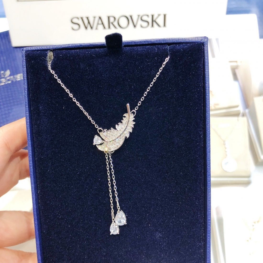 Прикраси SWAROVSKI (cережки та підвіска).