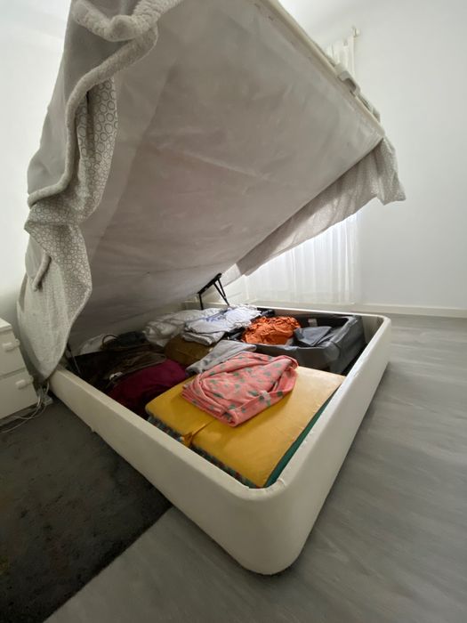 Cama de casal com arrumação