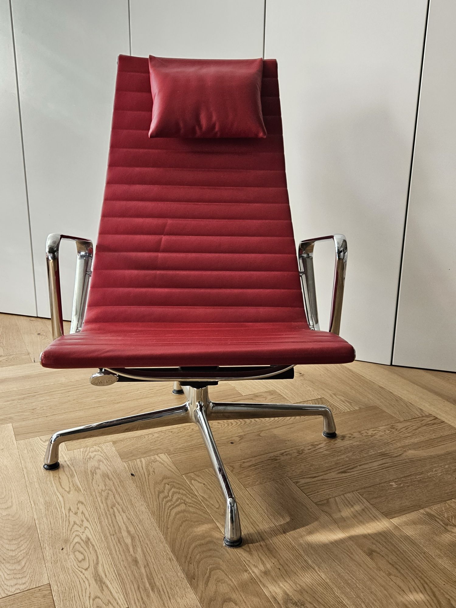 Vitra Aluminium Chair EA 124 Charles & Ray Eames Oryginalny