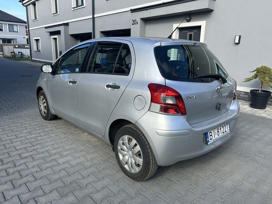 Toyota Yaris srebrne